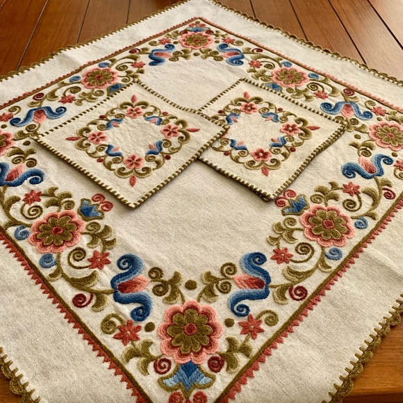 Table Topper with 3 Coaster or Mug Mats - Picture 1 of 13